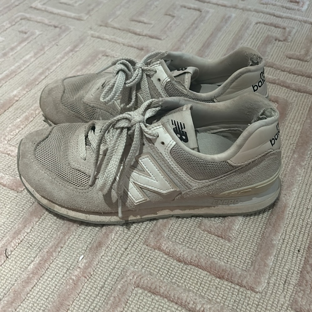 New Balance 574 Grey and Yellow Size: 8 Mediocre Condition